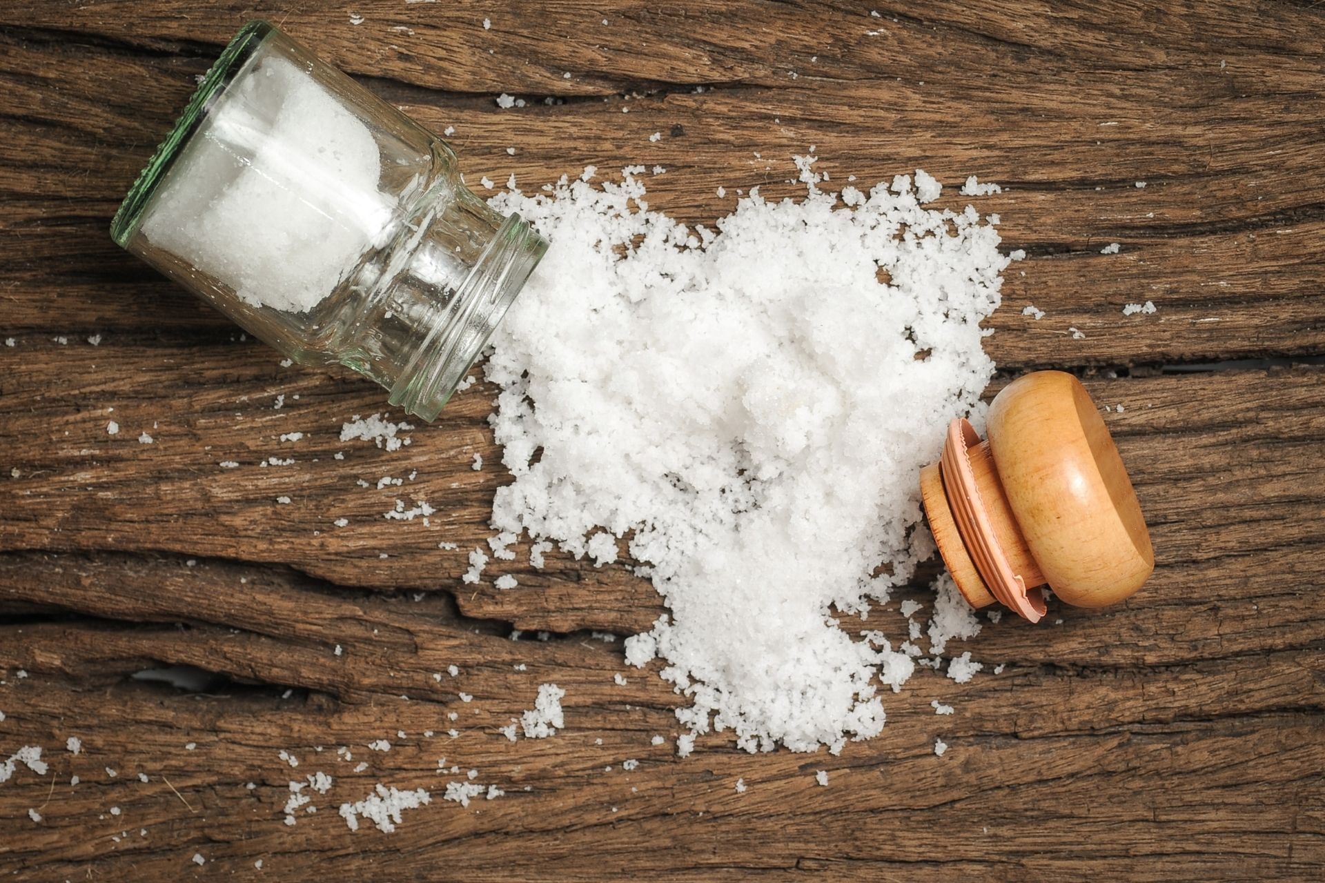 соль на столе должна быть открытой или закрытой